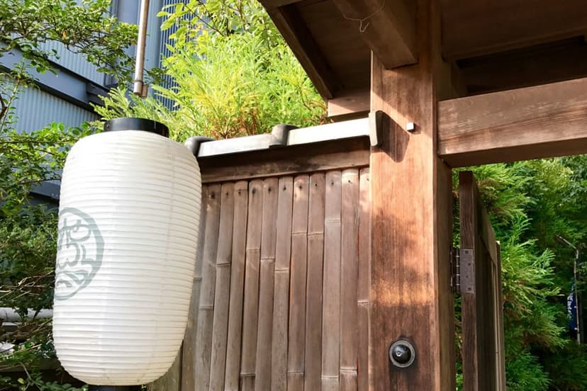 盆提灯を玄関に飾る5つの方法【壁を傷つけずに飾る】