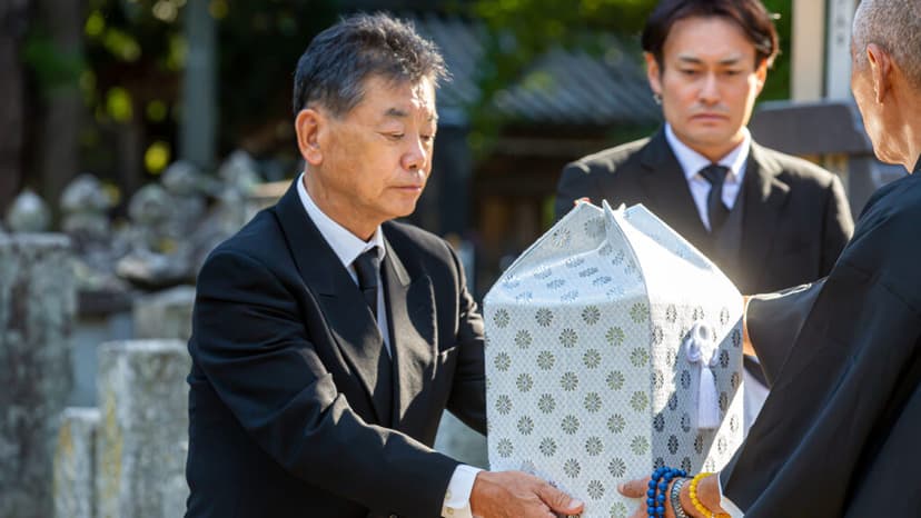 葬儀・告別式での挨拶から連絡・お礼まで！喪主様のための例文集