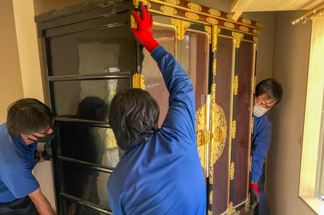 専門スタッフによるお仏壇の搬出作業