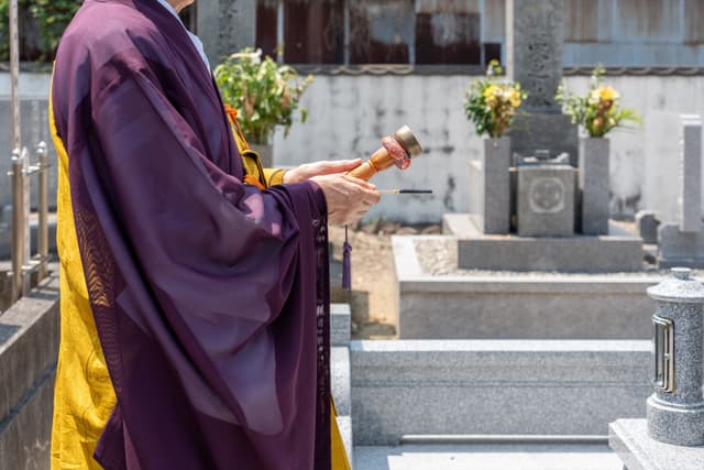 僧侶による魂抜き（閉眼供養）の様子