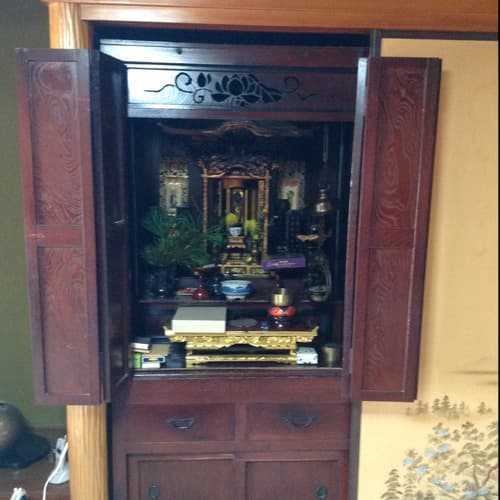 経年劣化で全体にすすや汚れが付着した金仏壇