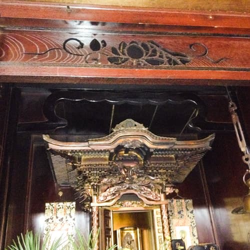 宮殿の金がお線香の煙で変色