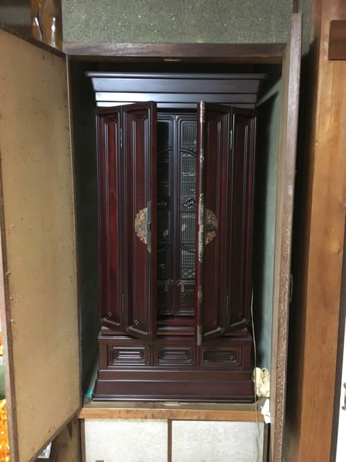 表面に傷や汚れが目立つ唐木仏壇