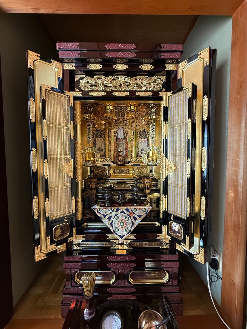 洗濯後の金仏壇全体 — 金箔の輝きが蘇る