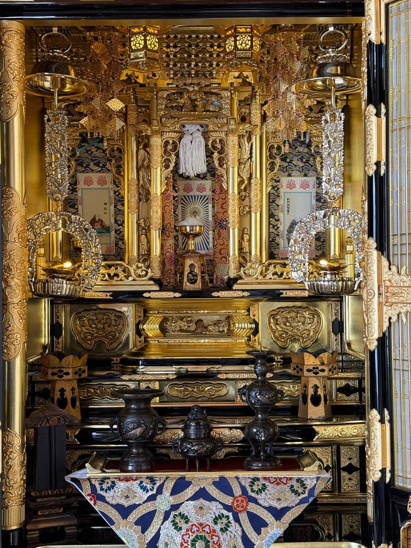 内部の金箔が鮮やかに復元