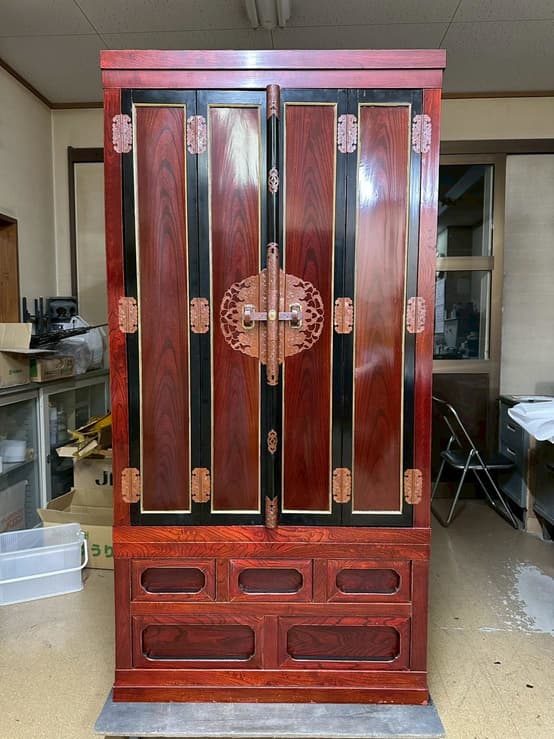 修理後の仏壇 — 外装の紫檀の艶が蘇る