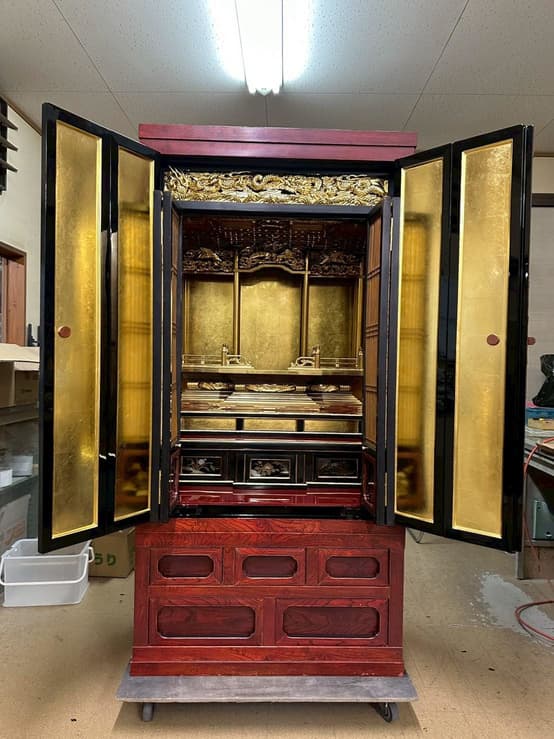 扉を閉じた状態 — 重厚感のある仕上がり