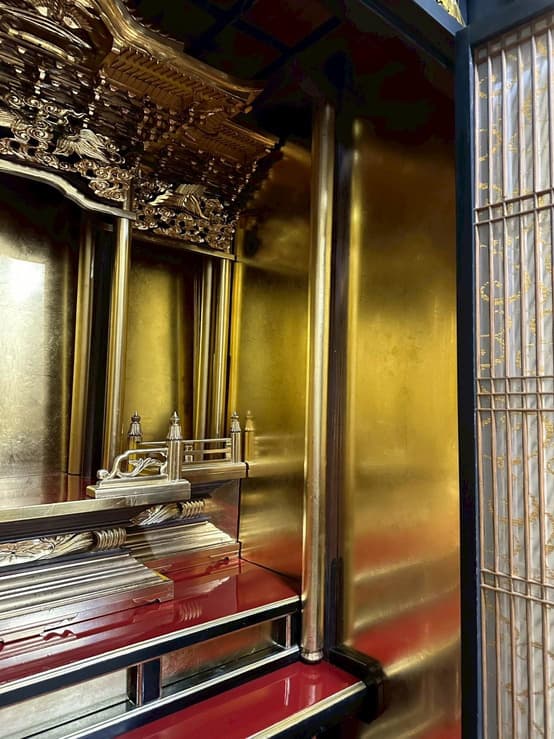 内部の金箔が鮮やかに輝く宮殿部分