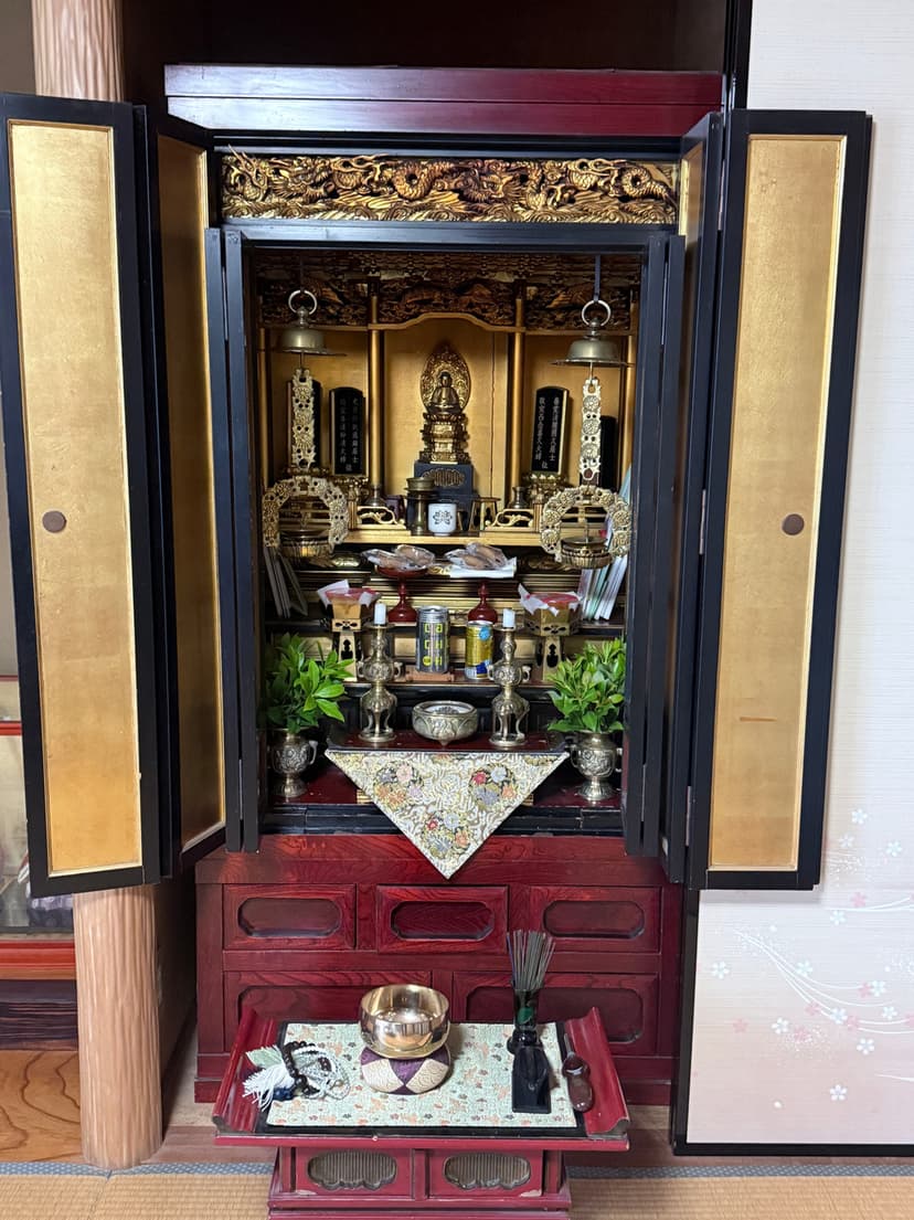 修理前の仏壇全体 — 仏具を設置した状態