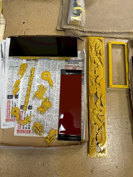 龍の彫刻や漆塗りパーツの仕上げ