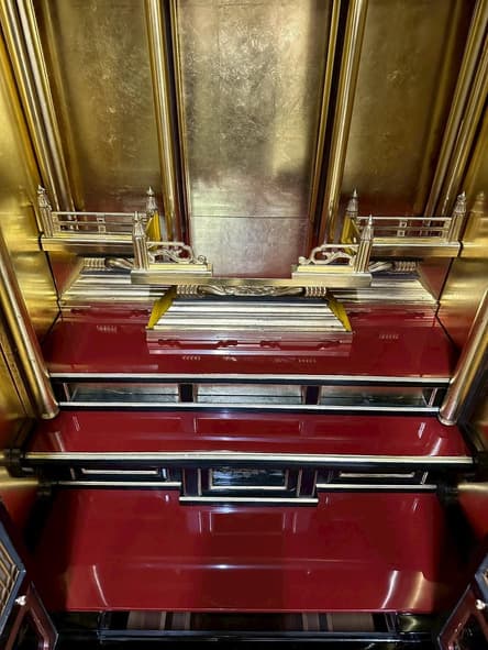 障子・彫刻を取り付け完成間近