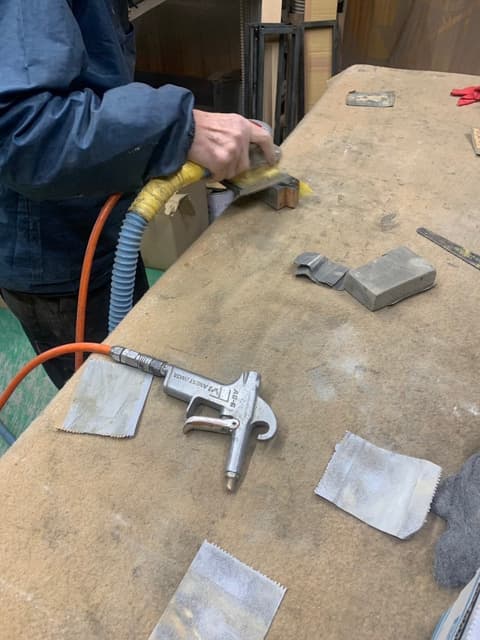 ヤスリがけで古い塗装を除去