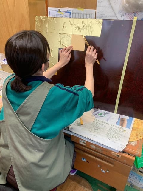 金箔を丁寧に貼り付け