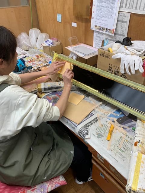 金箔を一枚ずつ押していく作業