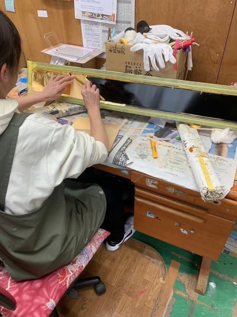 パーツへの金箔貼り作業