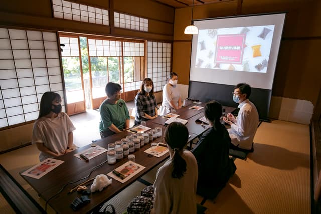 匂い袋作り体験講座の様子 - お香の歴史や効能についての解説