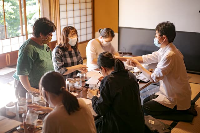 完成間近の匂い袋制作の様子