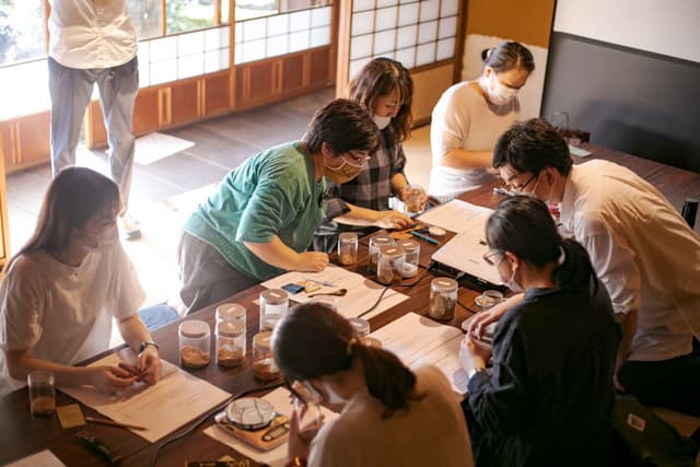 和やかな雰囲気の中で香りづくりを楽しむ参加者たち