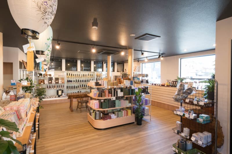 明るい店内 - 線香・仏具コーナー