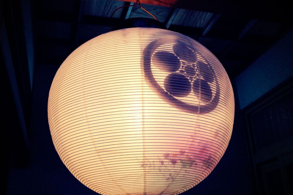 盆提灯を玄関に飾る時に気をつけたい3つのポイント