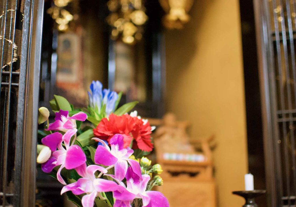 なぜ仏壇に仏花を供えるの？