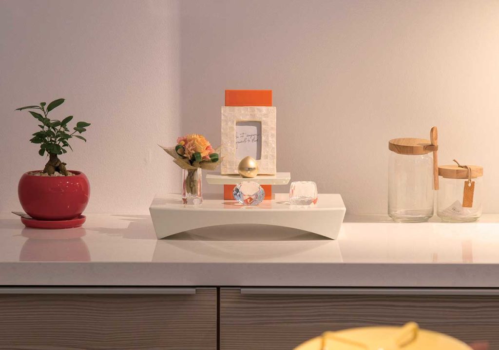 骨壷を仏壇に安置する方法