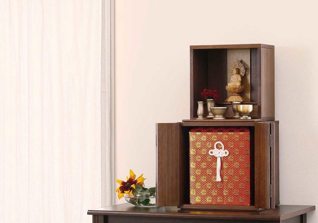 骨壷を仏壇に安置する方法