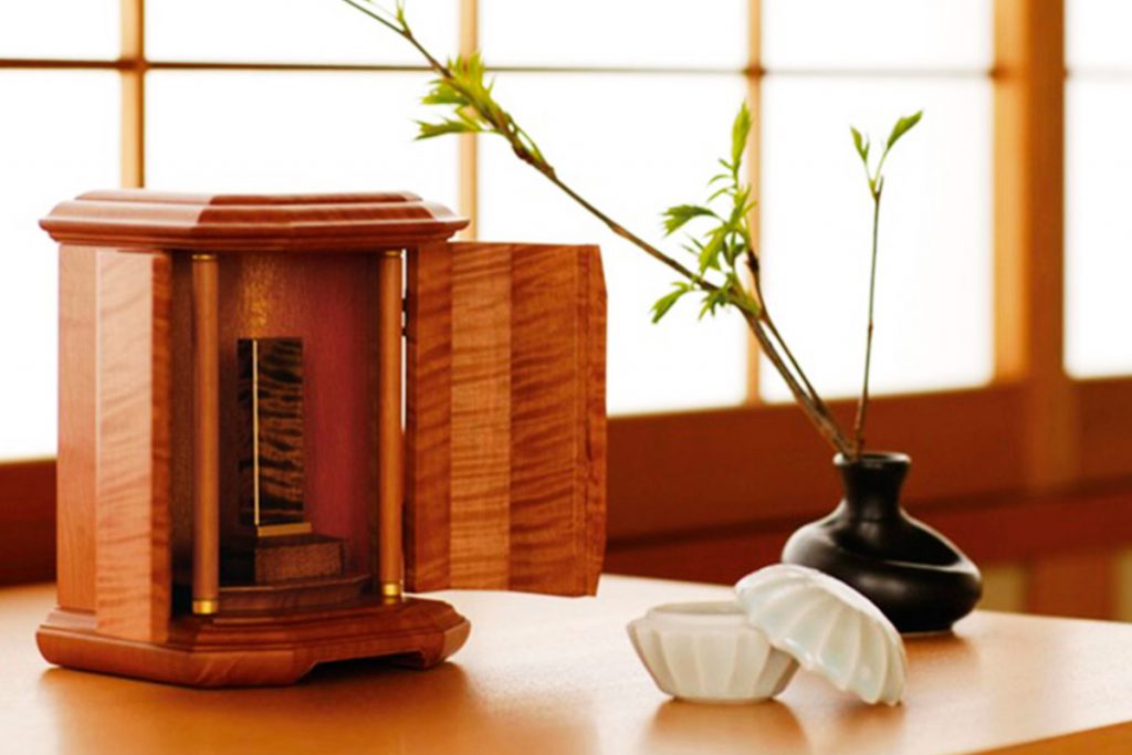 位牌を老人ホームに持ち込む方法【メリットや注意点を紹介】
