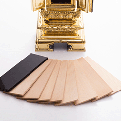 複数の位牌をまとめるための「回出位牌（くりだしいはい）」